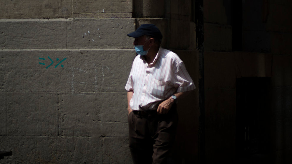 Varias personas pasean por las calles de Pamplona con mascarilla por la pandemia del COVID-19, a poco más de una semana de su retirada en exteriores. MEGAN WALLS