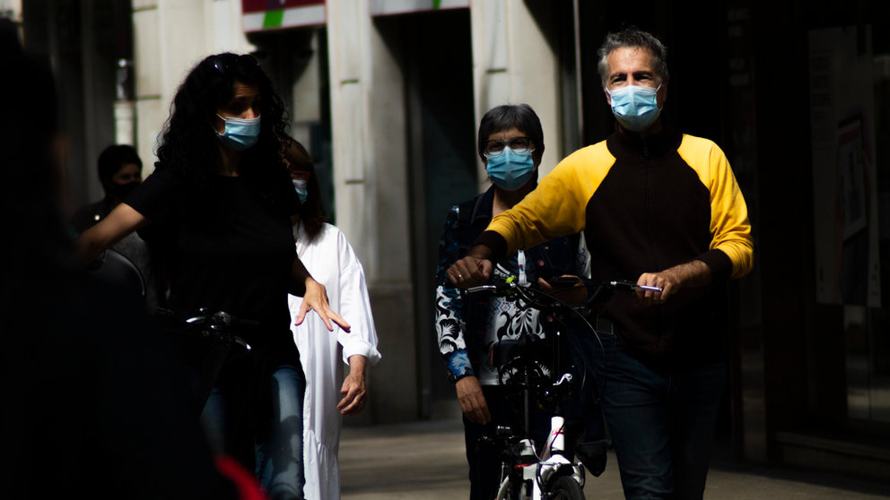 Varias personas pasean por las calles de Pamplona con mascarilla por la pandemia del COVID-19, a poco más de una semana de su retirada en exteriores. MEGAN WALLS