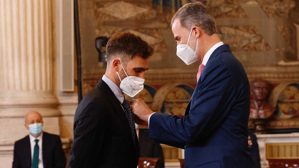 El rey Felipe VI condecora con la Orden del Mérito Civil a Fernando Gómez Gil, enfermero de Pamplona. FOTO CASA REAL