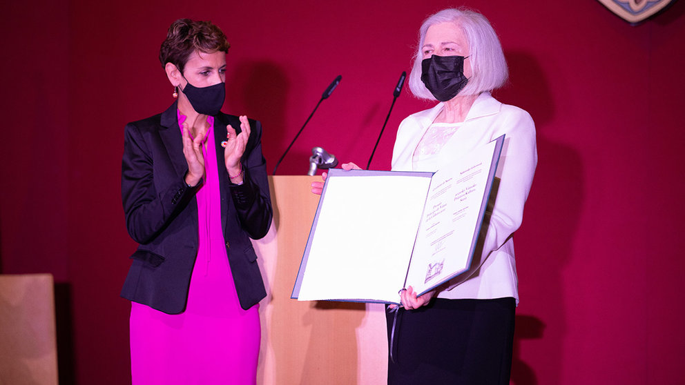 La presidenta de Navarra, María Chivite, entrega el Premio Príncipe de Viana de la Cultura 2021 a la investigadora y compositora, Teresa Catalán. GOBIERNO DE NAVARRA