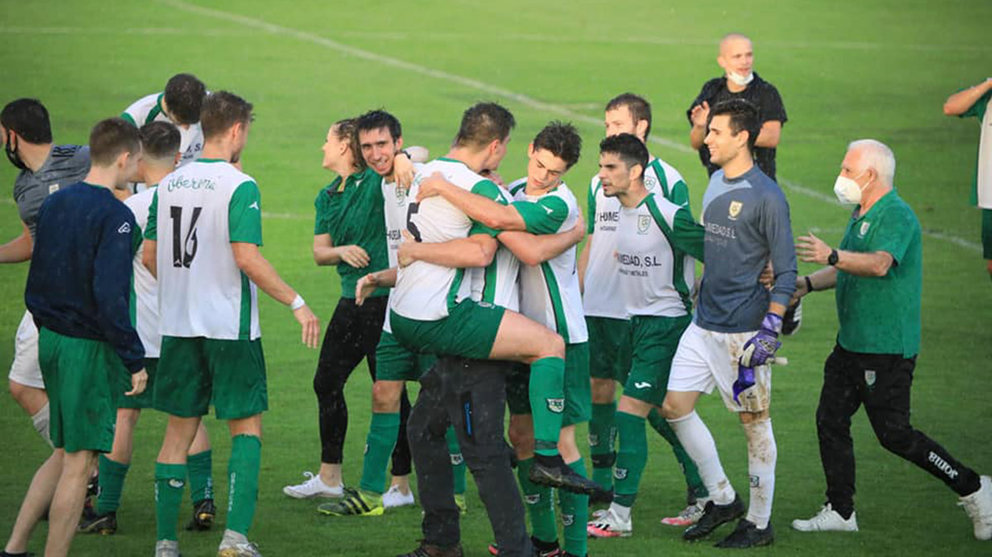 Los jugadores de Oberena celebran la victoria en Olite. Facebook Oberena Fútbol 90 minutos.