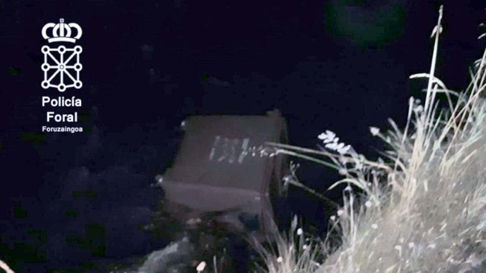 Imagen del contenedor lanzado al agua. POLICÍA FORAL