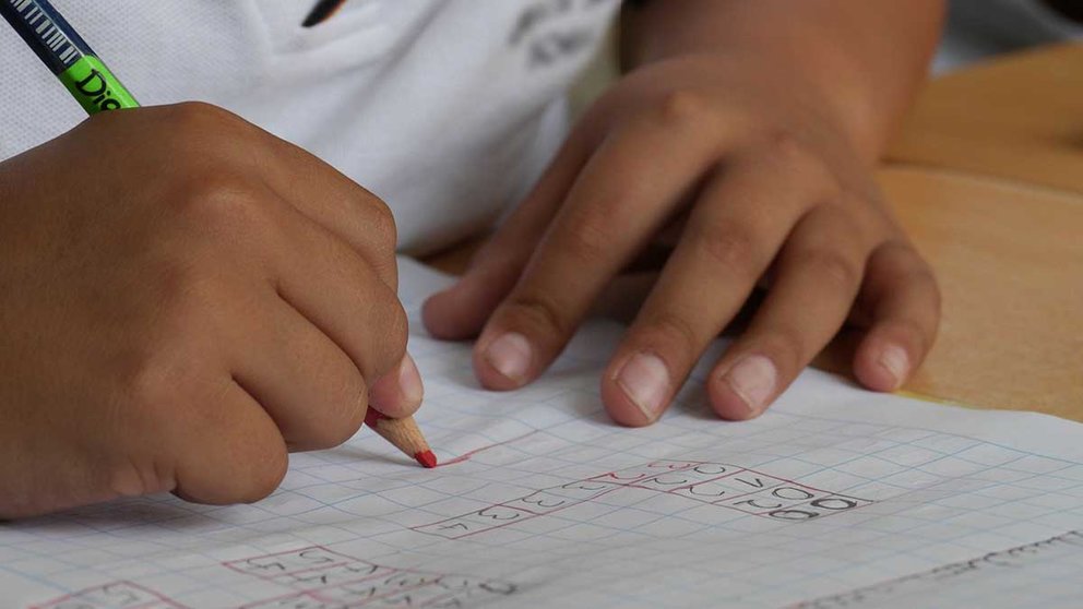 Una niña lleva a cabo varios ejercicios en su cuaderno en un colegio. ARCHIVO