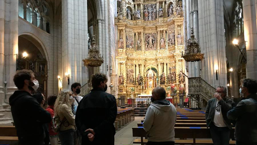 La Comisión de Cultura y Deporte del Parlamento de Navarra ha visitado la Iglesia de Santa María de la Asunción, en Viana. PARLAMENTO DE NAVARRA