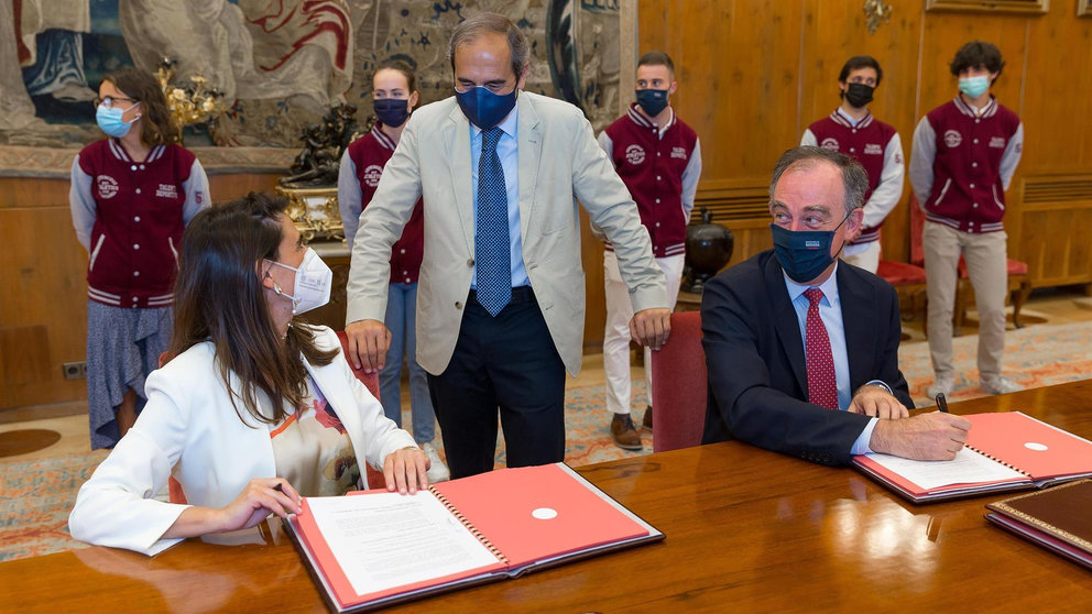 Isabel Moreno, Alfonso Sánchez-Tabernero y Tomás Gómez-Acebo, en la firma del convenio. CAIXABANK