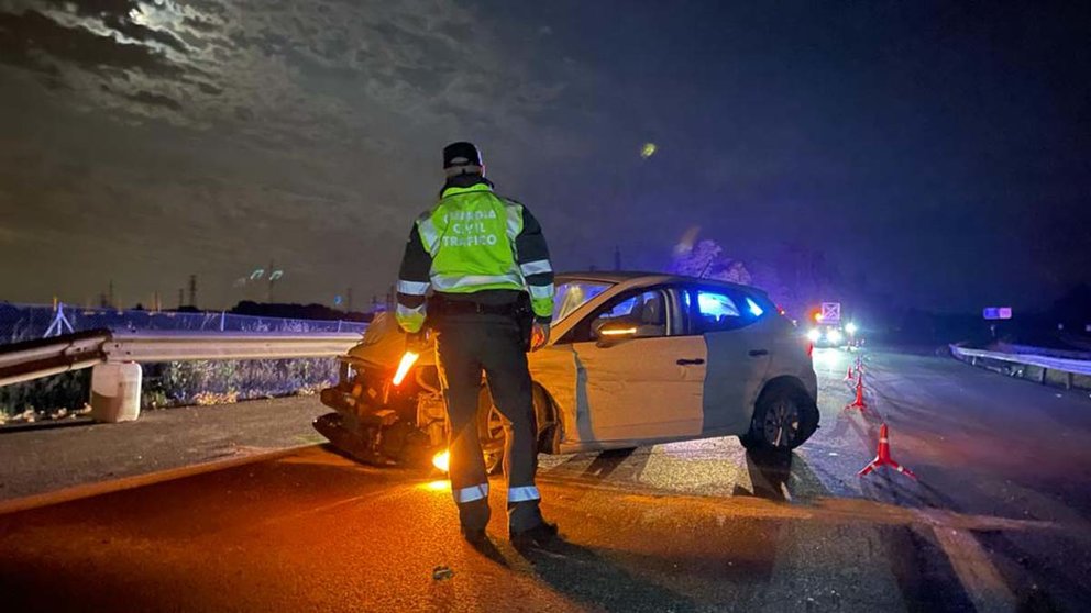 Agentes de la Guardia Civil de Navarra atendieron la pasada madrugada un accidente en la carretera AP-15, término municipal de Orcoyen, consistente en la salida de vía de un turismo que circulaba sentido Francia. GUARDIA CIVIL