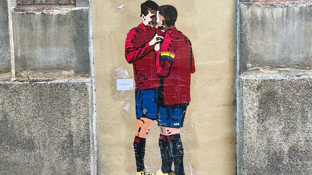 El artista urbano LKN ha realizado un nuevo trabajo para celebrar el orgullo gay en Pamplona con dos jugadores de Osasuna. NAVARRACOM