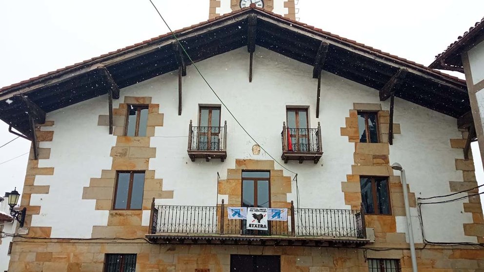 Fachada del Consistorio de Arbizu con la bandera a favor de los presos etarras. COVITE