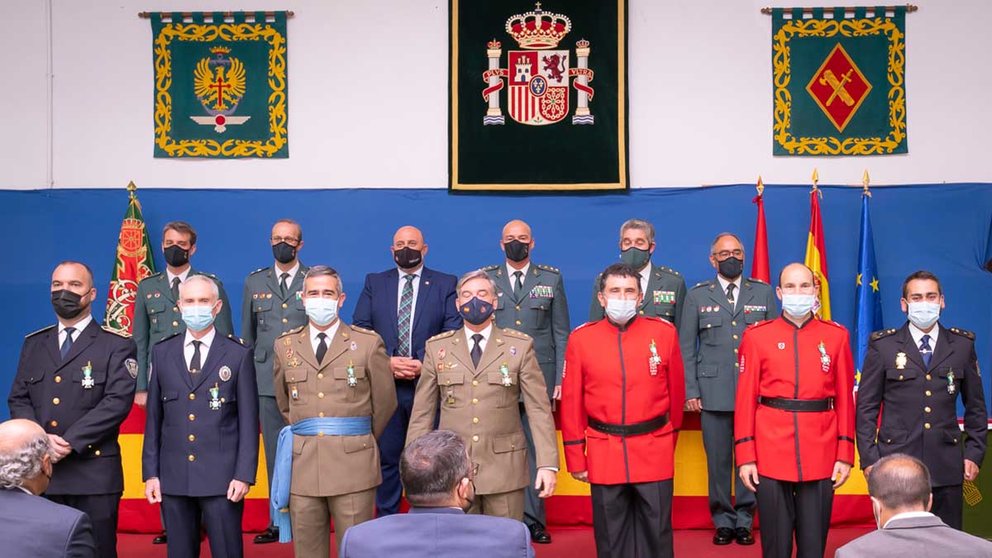 La Guardia Civil realiza un acto de imposición de condecoraciones a personal del Ejército y de los cuerpos policiales.