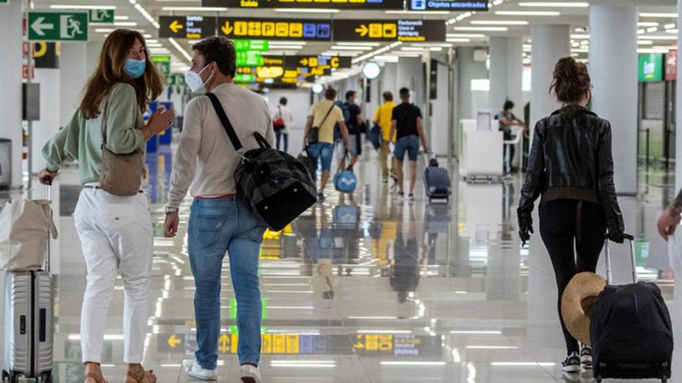Pasajeros en un aeropuerto con medidas contra coronavirus EFE