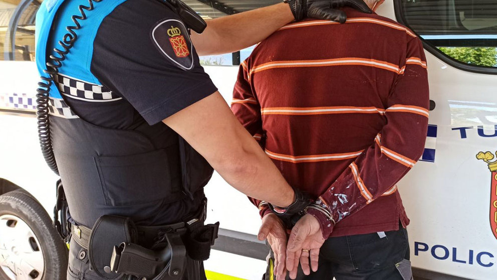 Imagen de archivo de un agente de la Policía Local de Tudela realiza una detención POLICÍA LOCAL DE TUDELA