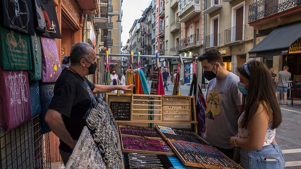 Los comercios de Pamplona salen a la calle este fin de semana para impulsar compras seguras en calles más vivas. JESÚS GARZARON