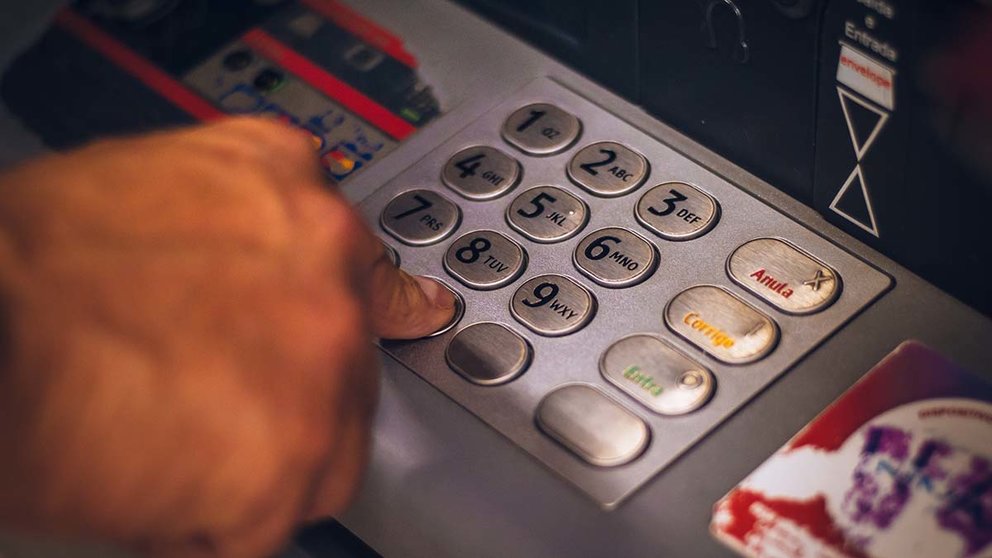 Un hombre retira dinero de un cajero automático. EDUARDO SOARES
28/6/2021