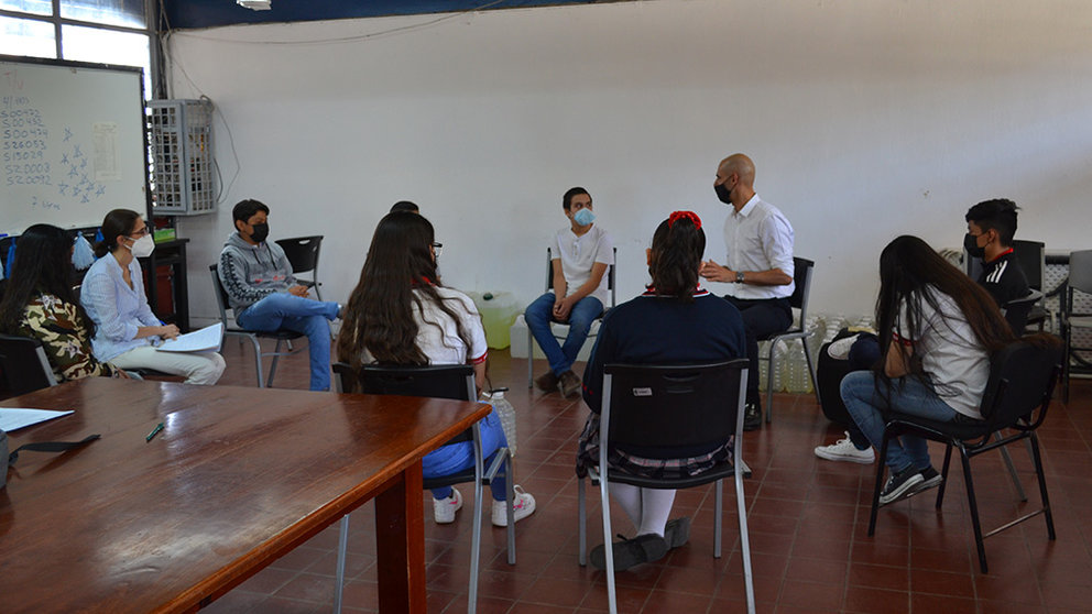 Los investigadores Juan Pablo Dabdoub y Aurora Bernal durante una visita a un centro educativo en Guadalajara (México). UNIVERSIDAD DE NAVARRA