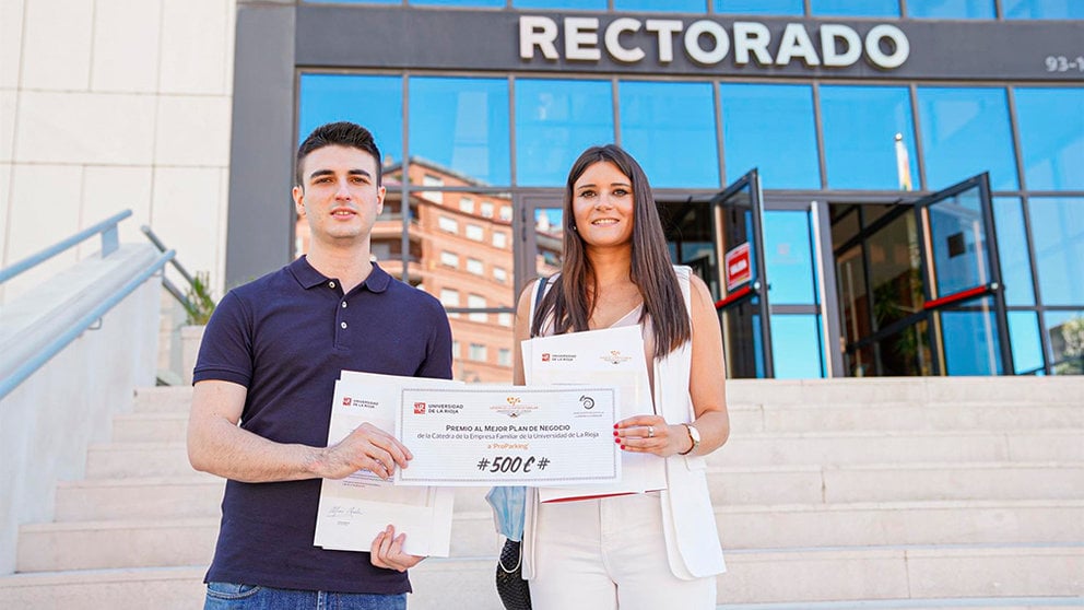 Los navarros Íñigo Pérez Lacalle y Cristina Pérez Guillén reciben el Premio al Mejor Plan de Negocio de la Cátedra de la Empresa Familiar de la Universidad de La Rioja. UNIVERSIDAD DE LA RIOJA