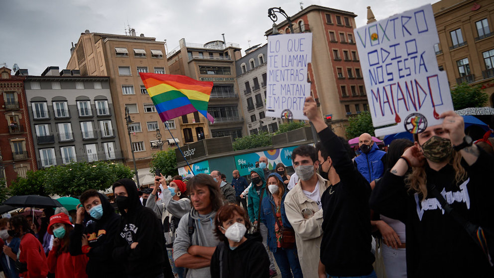 Concentración convocada por colectivos LGTBIQ+ bajo el lema 'Justicia para Samuel' en protesta por el asesinato de un joven en Galicia. MIGUEL OSÉS