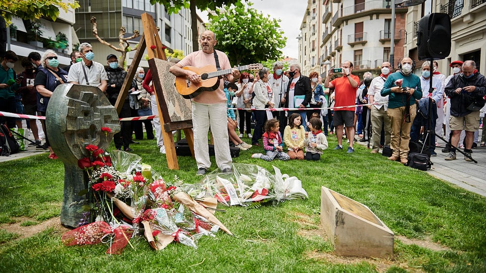 Ciento de personas recuerdán a Germán Rodríguez en el 43º aniversario de su muerte, en un acto promovido por Sanfermines 78 Gogoan. PABLO LASAOSA