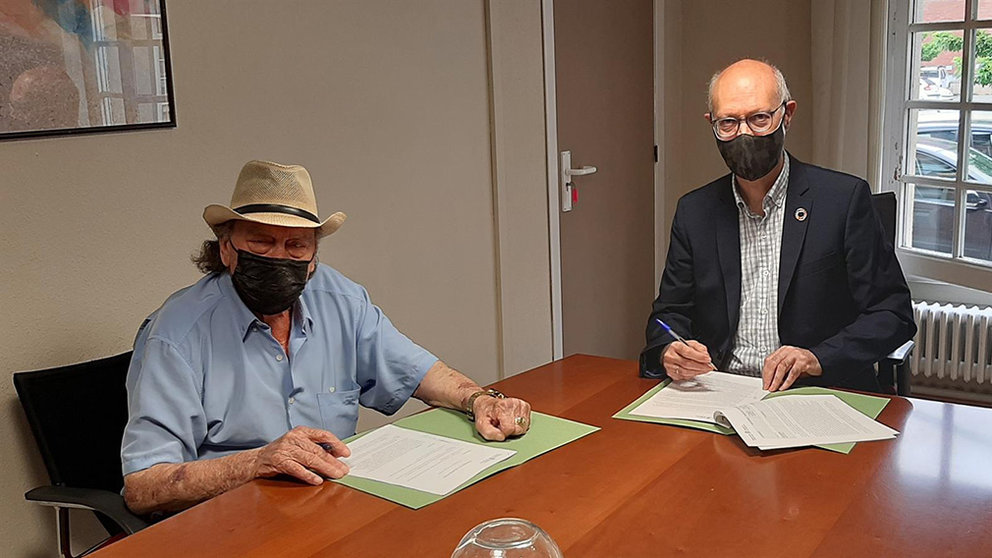 El presidente de la Federación Gaz Kaló, José Jiménez, y el director general de Derechos Sociales, Andrés Carbonero, en la firma del convenio. GOBIERNO DE NAVARRA