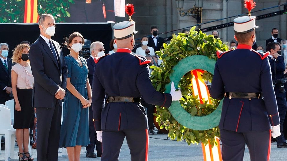 El rey Felipe VI y la reina Letizia, durante el acto de homenaje de estado a las víctimas de la pandemia de la covid-19 y de reconocimiento al personal sanitario, este jueves en la Plaza la Armería del Palacio Real en Madrid. EFE/Ballesteros/ POOL