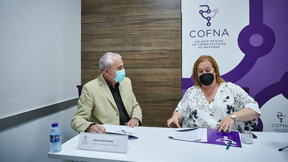 El Colegio Oficial de Farmacéuticos de Navarra y el Departamento de Salud del Gobierno de Navarra presentan la firma del convenio para la llegada de los autotest de antígenos de venta libre en farmacias. PABLO LASAOSA
