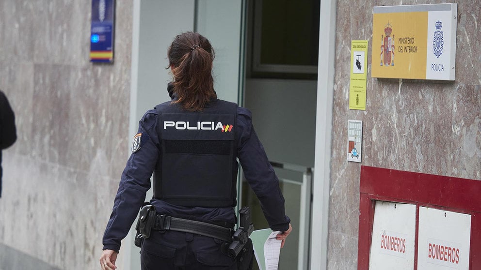 Una agente de la Policía Nacional en la Jefatura Superior de la Policía de Pamplona. EUROPA PRESS