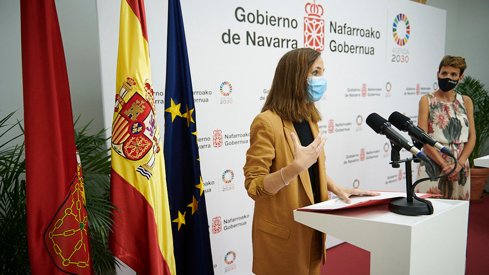 La presidenta del Gobierno de Navarra, María Chivite, y la ministra de Derechos Sociales y Agenda 2030, Ione Belarra, firman el convenio por el que la Comunidad foral recibirá fondos europeos para la ejecución de proyectos en materia de servicios sociales.