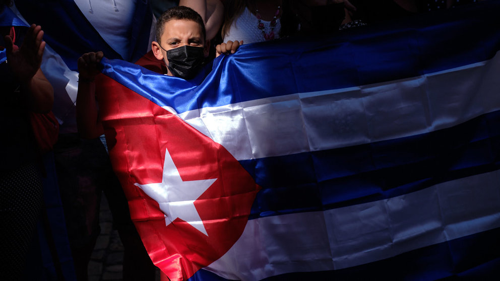 Concentración en rechazo a la dictadura de Cuba convocada en la Plaza del Ayuntamiento de Pamplona. MIGUEL OSÉS
