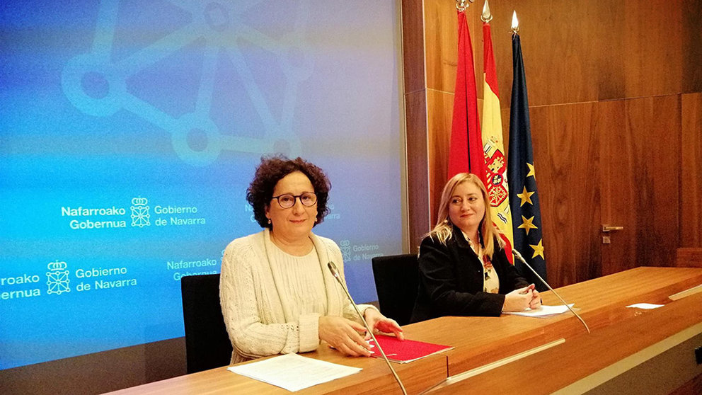 La consejera de Derechos Sociales del Gobierno foral, Mari Carmen Maeztu; y la directora gerente del SNE, Mirian Martón. EUROPA PRESS