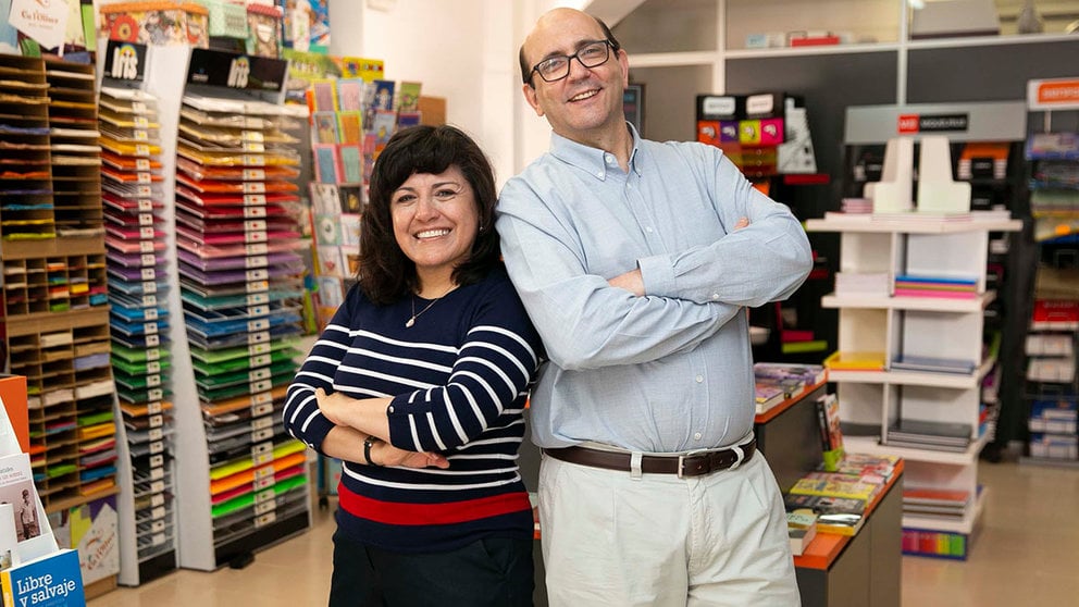 Joan y Guillermina, en la papelería Croquis que abrieron con la financiación de MicroBank. CEDIDA
