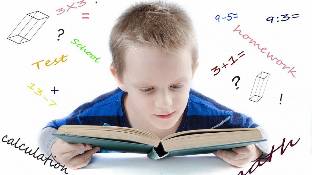 Niño con un libro de matemáticas. ARCHIVO