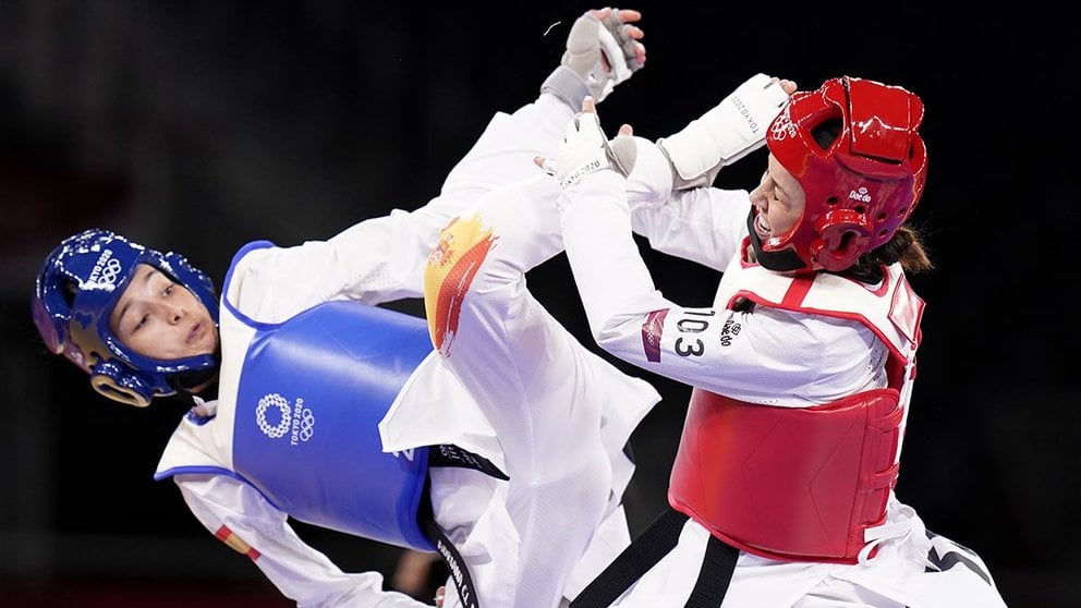 Adriana Cerezo (azul), durante uno de sus combates en los Juegos Olímpicos de Tokyo. 
 Danny Lawson/PA Wire/dpa