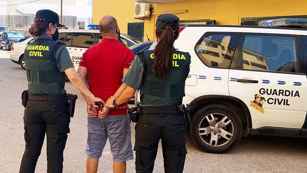 Dos agentes de la Guardia Civil junto al detenido. CEDIDA