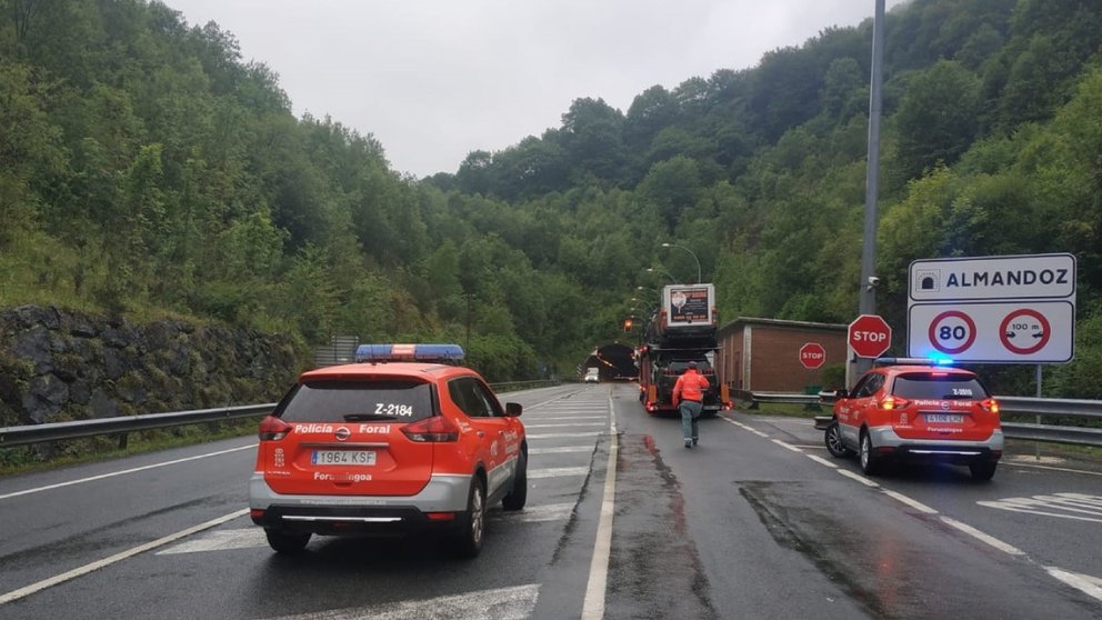 Un vehículo averiado en el túnel de Almandoz (N121A) desvía la circulación sentido Pamplona por Belate. POLICÍA FORAL