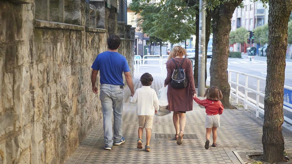 Unos padres llevan a sus hijos al colegio. EUROPA PRESS