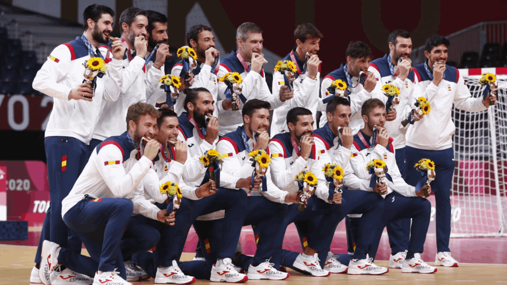 La selección española de Eduardo Gurbindo posa con la medalla de bronce. FEDERACIÓN ESPAÑOLA DE BALONMANO