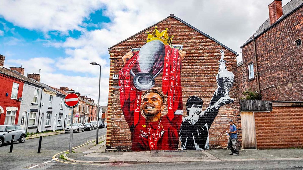 07 August 2020, England, Liverpool: A man walks in front of a new mural of Liverpool captain Jordan Henderson lifting the Premier League trophy and former captain Alan Hansen lifting the league trophy, which is painted by artist Paul Curtis on a house wall on Old Barn Road in Anfield. Photo: Peter Byrne/PA Wire/dpa
  (Foto de ARCHIVO)
7/8/2020 ONLY FOR USE IN SPAIN