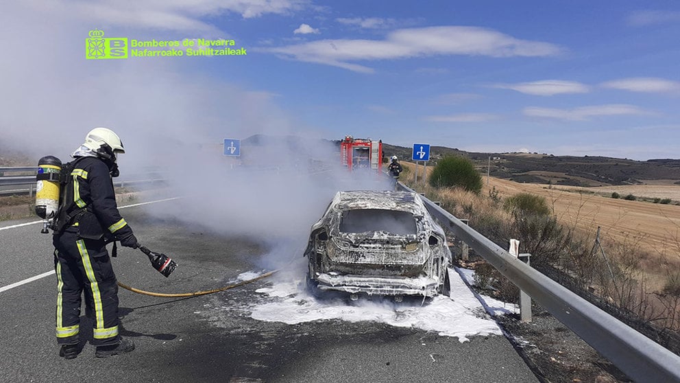 Incendio de coche en la A-12. BOMBEROS DE NAVARRA