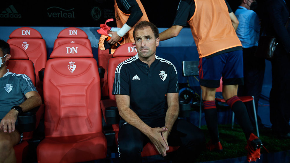 Jagoba Arrasate, entrenador de Osasuna, durante el encuentro de la primera jornada contra el Espanyol. MIGUEL OSÉS
