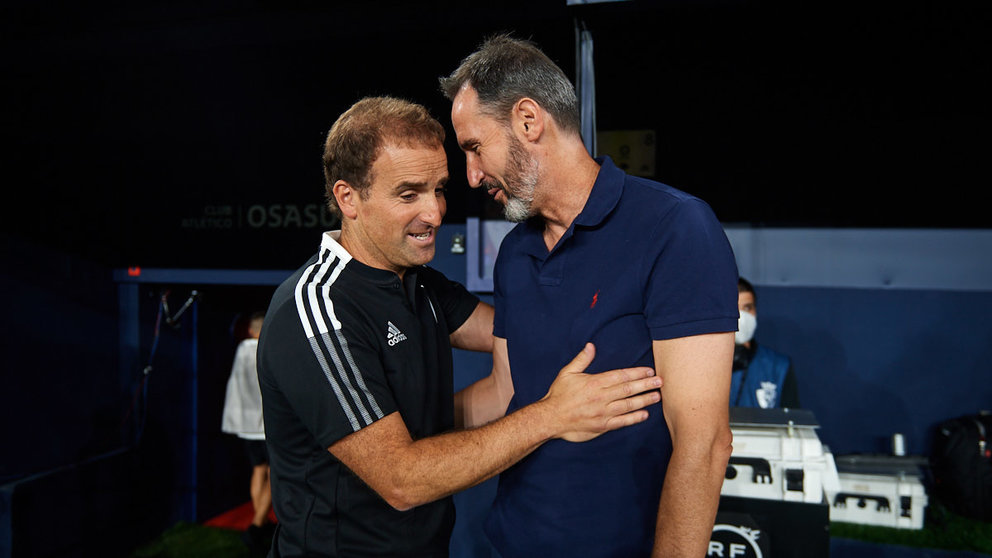 Jagoba Arrasate, entrenador de Osasuna, junto a Vicente Moreno, entrenador del Espanyol,  durante el encuentro de la primera jornada. MIGUEL OSÉS