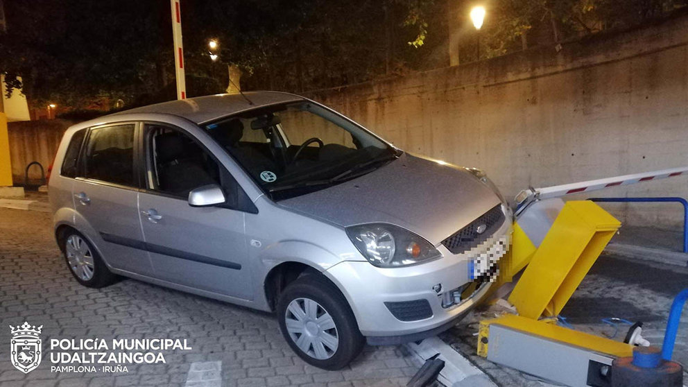 Un vehículo choca contra la barrera del parkin de la plaza de toros de Pamplona. POLICÍA MUNICIPAL DE PAMPLONA