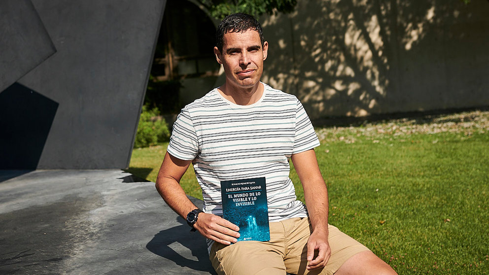 Ignacio Romero, autor de Energía para sanar, posa con su libro. PABLO LASAOSA