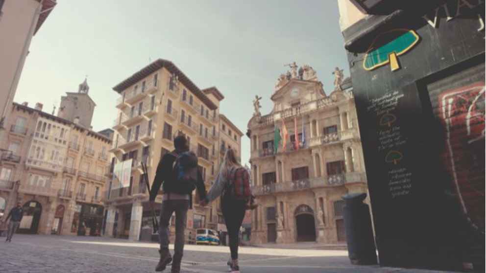 Dos peregrinos en la plaza del Ayuntamiento de Pamplona. AYUNTAMIENTO DE PAMPLONA