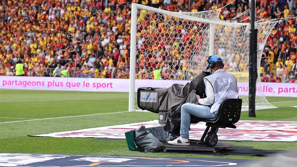 Una cámara de televisión capta 
 imágenes de un partido de fútbol. Photo Laurent Sanson / LS Medianord / DPPI
AFP7 /  Europa Press
15/8/2021 ONLY FOR USE IN SPAIN