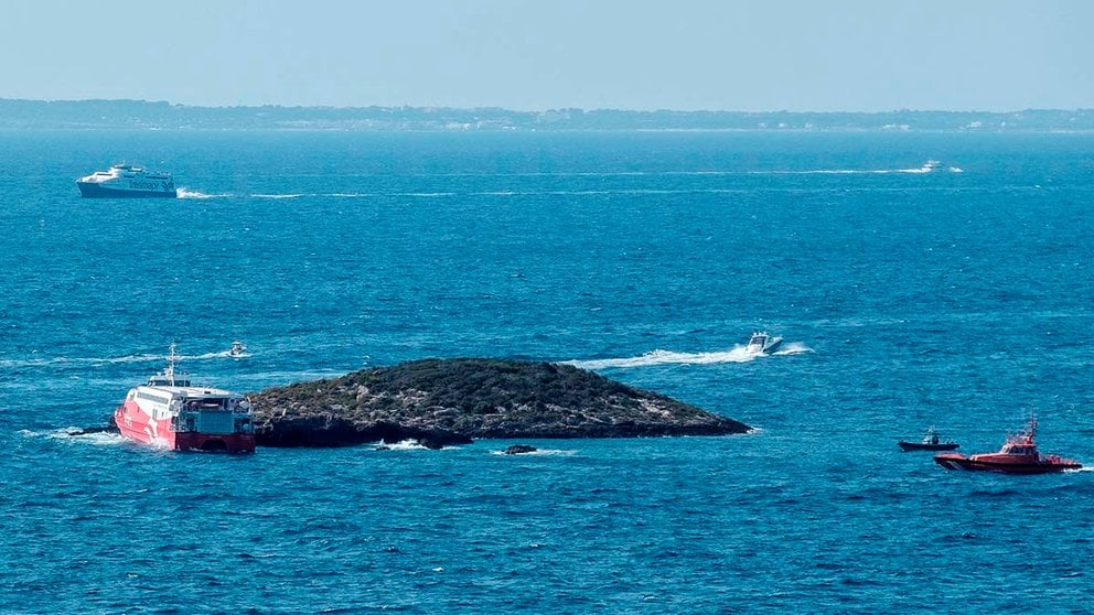 Vista del islote contra el que chocó ayer sábado el ferry de la naviera alemana FRS en Ibiza. EFE