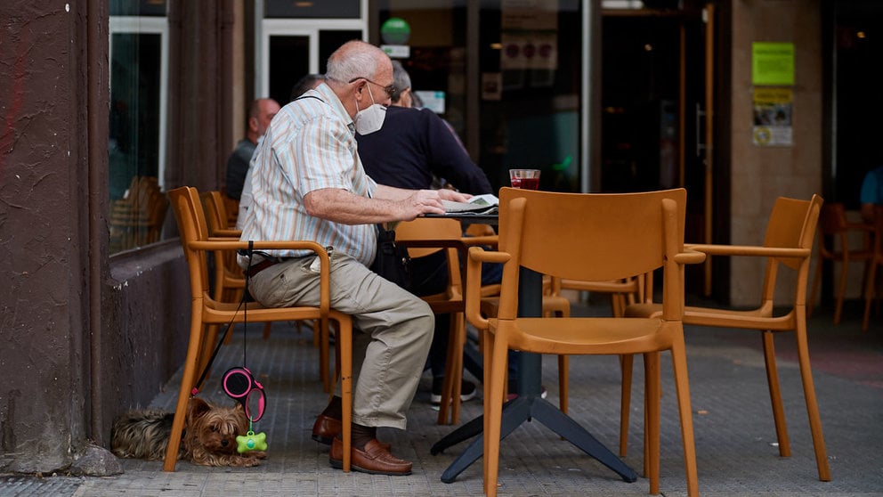 Un hombre con mascarilla sentado en una terraza de un bar en los ultimos dia del verano de 2021 durante la crisis del coronavirus en la Comunidad Foral. MIGUEL OSÉS