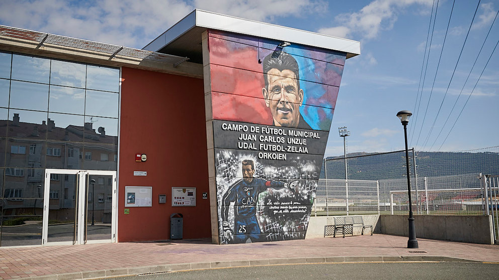 Mural en homenaje a Juan Carlos Unzué en el campo de fútbol de Orkoien. PABLO LASAOSA