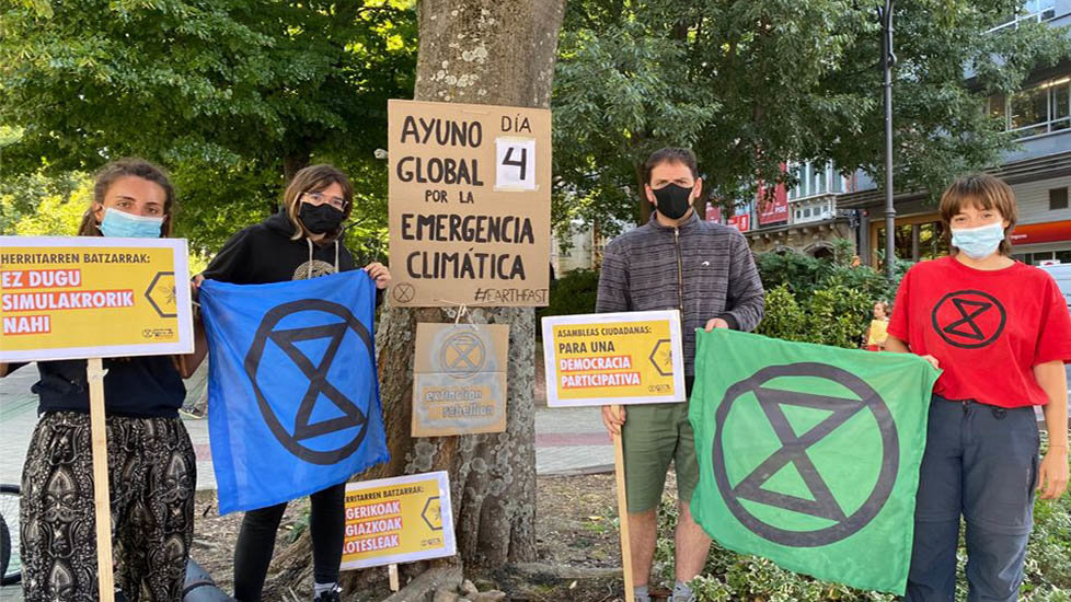 Los integrantes del movimiento climático Extinction Rebellion, que han protagonizado un ayuno de cuatro días de duración frente al Parlamento de Navarra. NAVARRA.COM