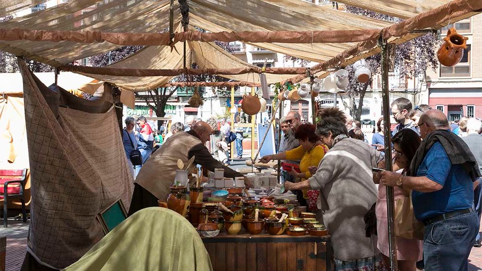 Imagen del mercado medieval atendiendo a la demanda. AYUNTAMIENTO DE PAMPLONA