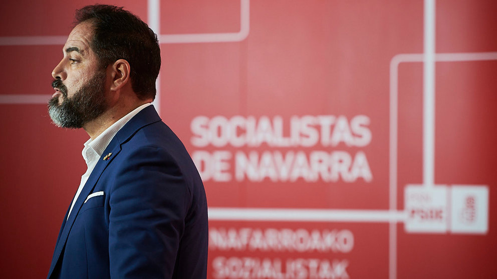 El secretario de Organización y portavoz parlamentario del PSN, Ramón Alzórriz, ofrece en rueda de prensa sobre el nuevo curso político. PABLO LASAOSA