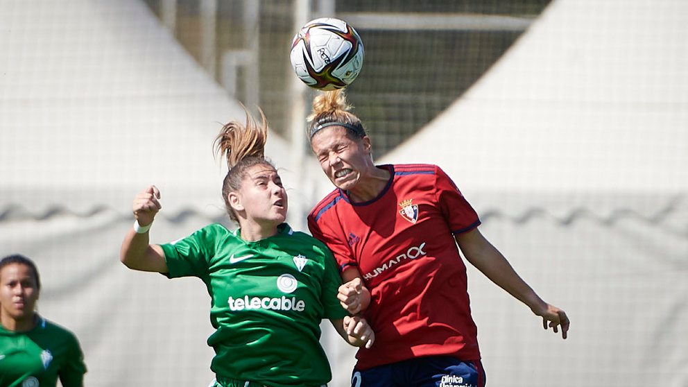 Osasuna femenino se enfrenta al Sporting en las instalaciones de Tajonar. PABLO LASAOSA